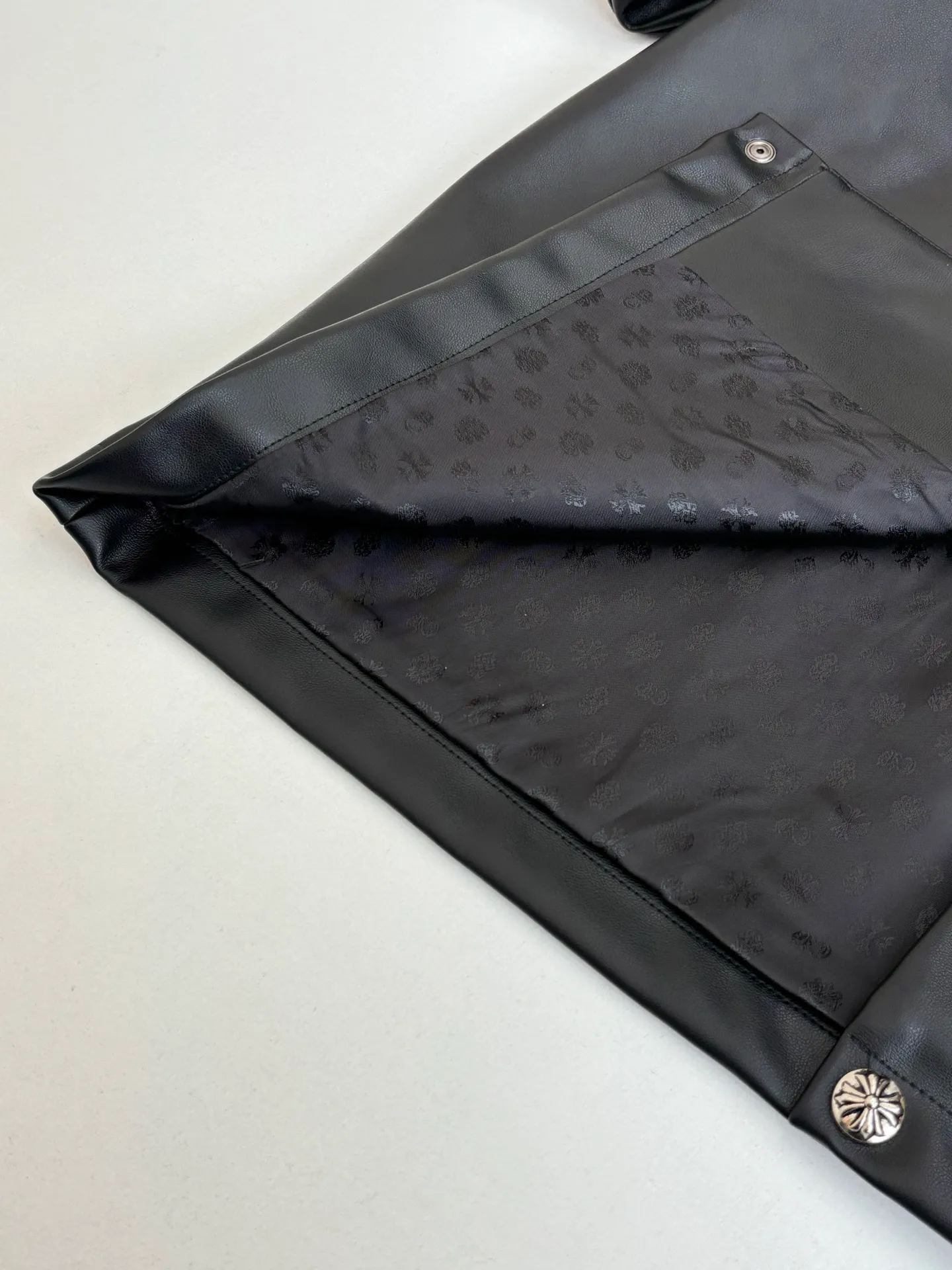 P580 Chrome Heart*/Chrome Heart Hardware Cross Leather Snap Button Jacket Originally purchased for 84,300, the fabric is made of black pebbled two-layer cowhide, customized silk jacquard logo lining, embroidery is processed by TAJIMA machine, patch embroidery technology, imported template machine shape on the back, customized genuine leather trademark, customized genuine leather size, customized 5.8cm metal logo mark, customized 18mm four-button buckle, customized 18mm two-button button, a full set of three-label accessories, exclusively produced.  Size：S/M/L/XL
